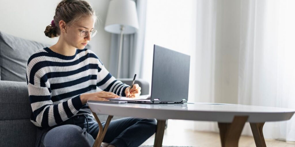 Young high school student working on filling out fafsa and avoiding fafsa mistakes.